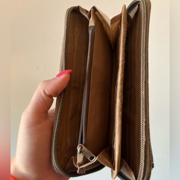 Lug Wallet - Picture 2 of 4